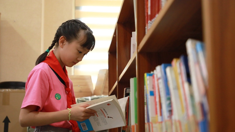 5、學生正在閱讀 。