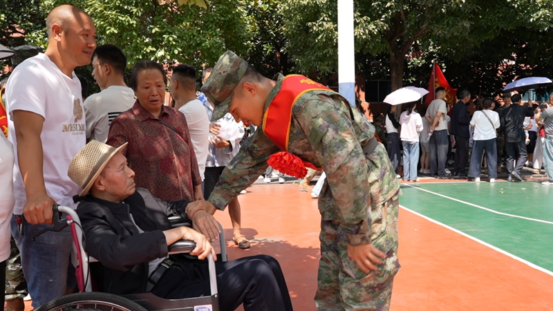 入伍新兵和家屬告別。楊樂然攝