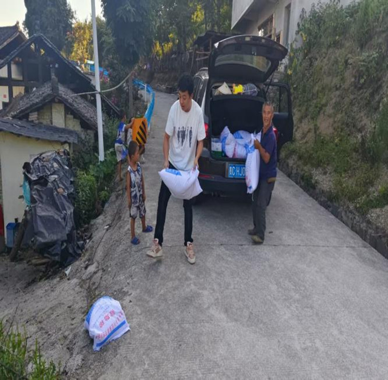 趙流濤幫村民運送救助糧。