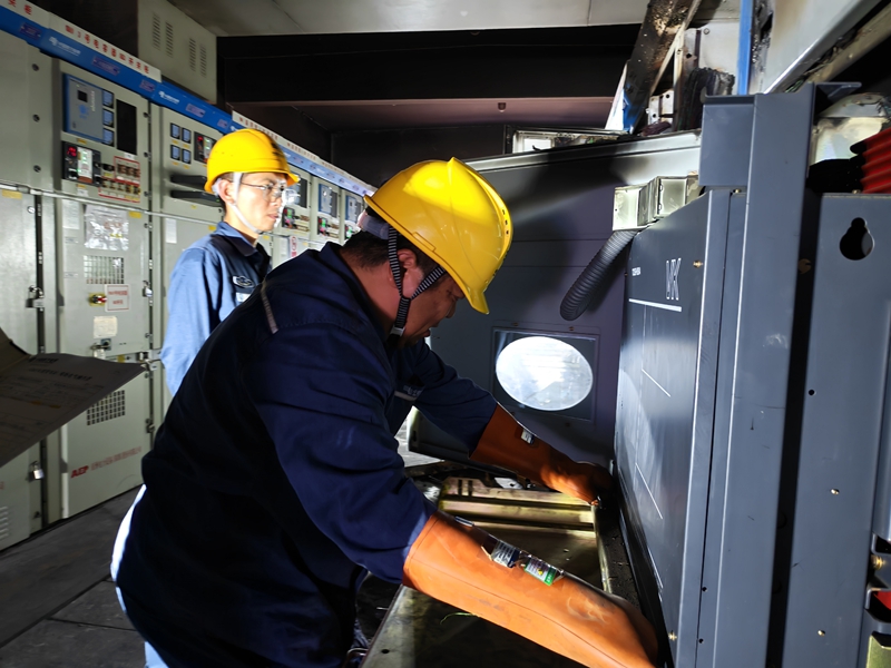 圖為:南方電網興義供電局變電管理所工作人員對雷雨天氣變電站受損開關柜進行更換搶修 (2)
