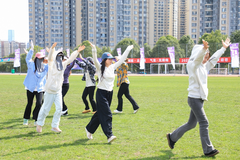 舞蹈演員認真排練。