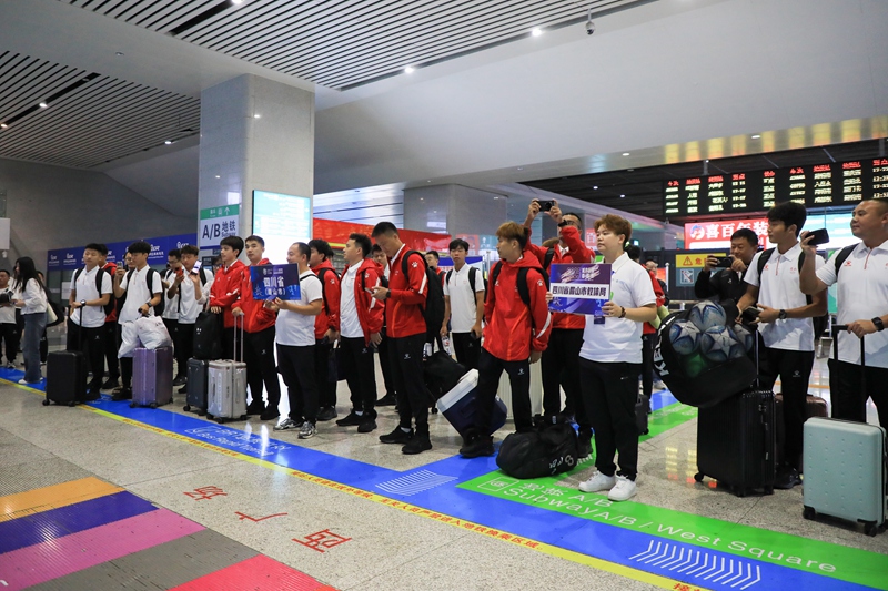 四川眉山射天狼隊的隊員紛紛舉起手機記錄貴陽的熱情氛圍2
