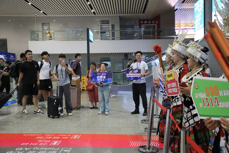 廣西北海公仔飯店隊球員剛走出出站口，便被眼前的歡迎場景所吸引。