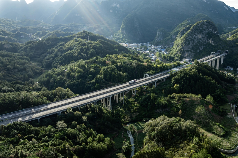 2025年9月18日,車輛在貴州省黔南布依族苗族自治州羅甸縣龍坪鎮境內的(銀百)高速公路上行駛。