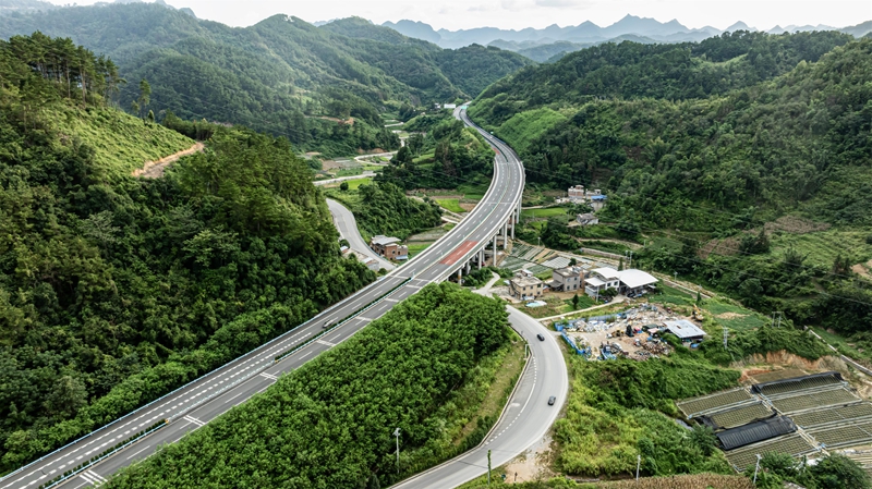 2025年9月18日航拍下的位于貴州省黔南布依族苗族自治州羅甸縣龍坪鎮境內的(余安)高速路與公路。