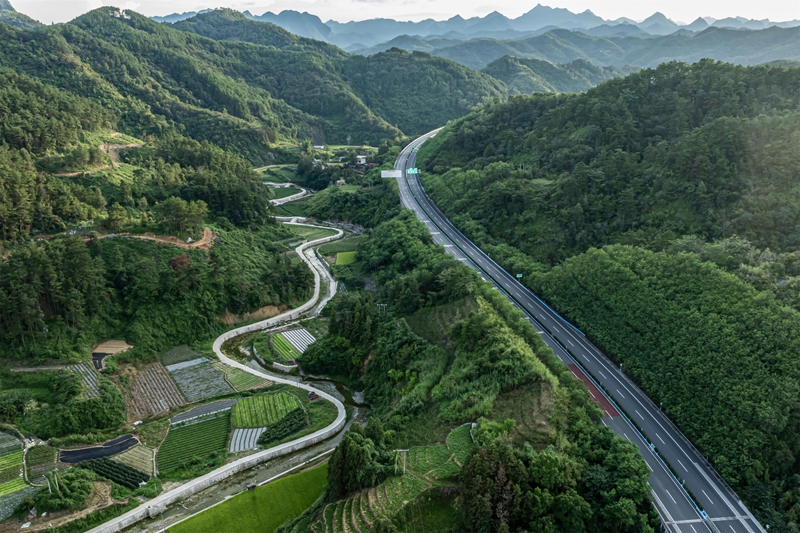2025年9月18日航拍下的位于貴州省黔南布依族苗族自治州羅甸縣龍坪鎮境內的(余安)高速路與產業路。