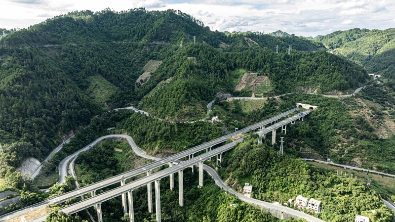 2025年9月18日航拍下的位于貴州省黔南布依族苗族自治州羅甸縣邊陽鎮境內的（銀百）高速路與公路。