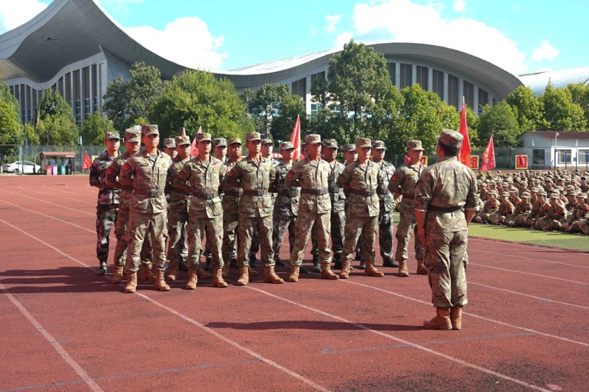 凱里學院舉行2025級新生開學典禮暨軍訓動員大會。