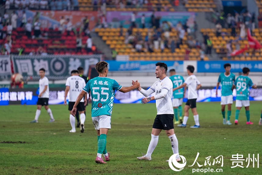 比賽結束后，參賽隊員握手祝賀。人民網記者 涂敏攝