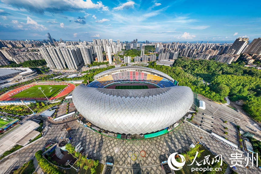 航拍2025城市足球邀請賽比賽場地貴陽奧體中心。人民網記者 涂敏攝