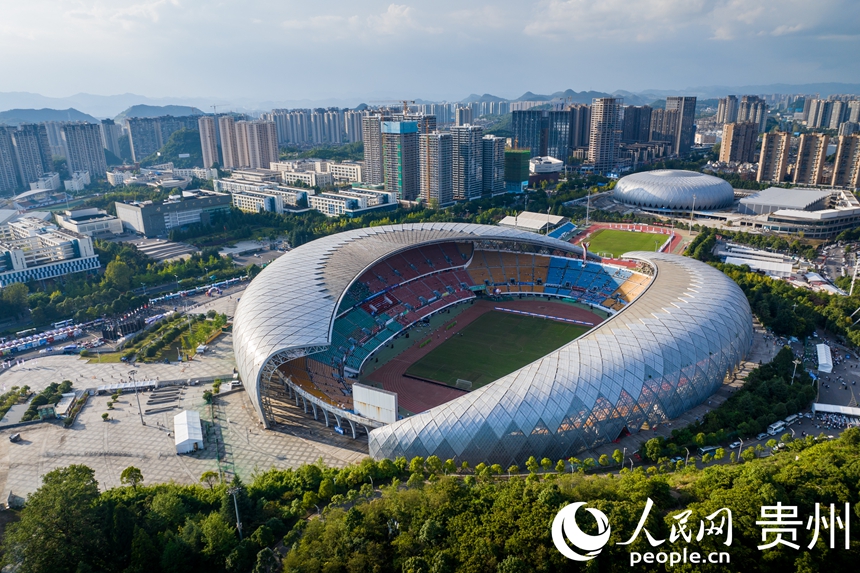 航拍2025城市足球邀請賽比賽場地貴陽奧體中心。人民網記者 涂敏攝