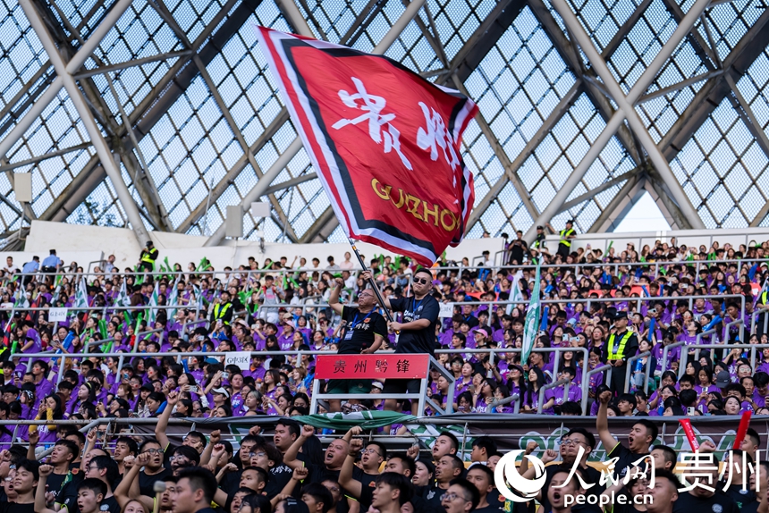 觀看比賽的球迷。人民網記者 涂敏攝