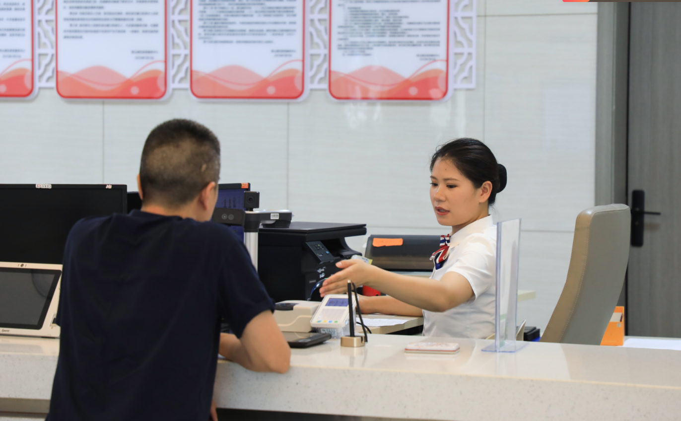 工作人員為市民辦理業務。