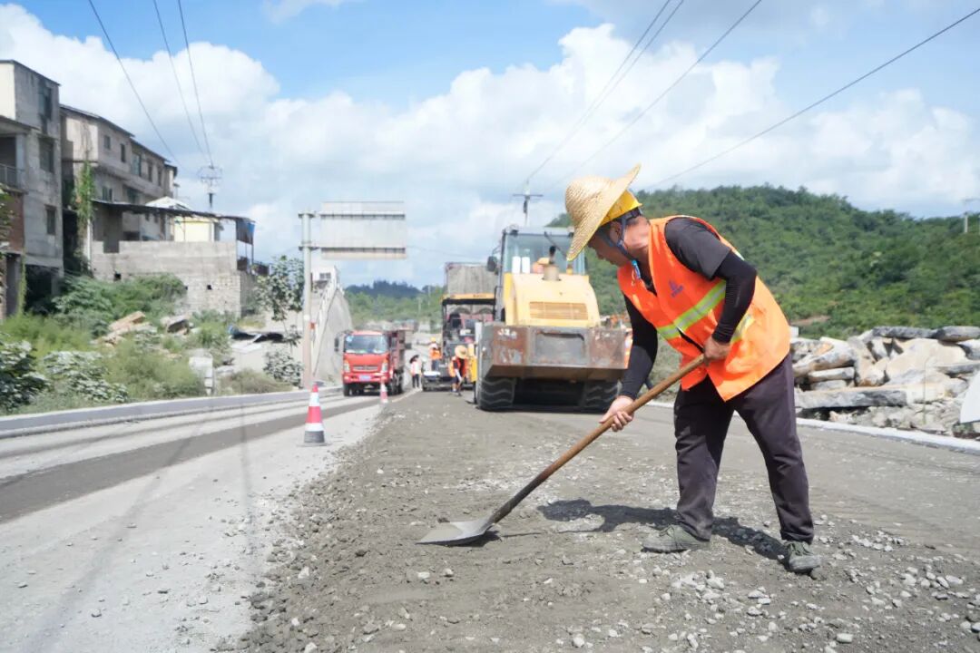 S211金板線路面提升工程施工現場。