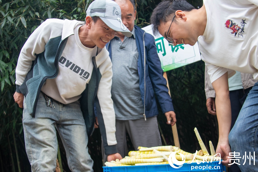 農戶將剝好的方竹筍抬去稱重。人民網 黃小桃攝