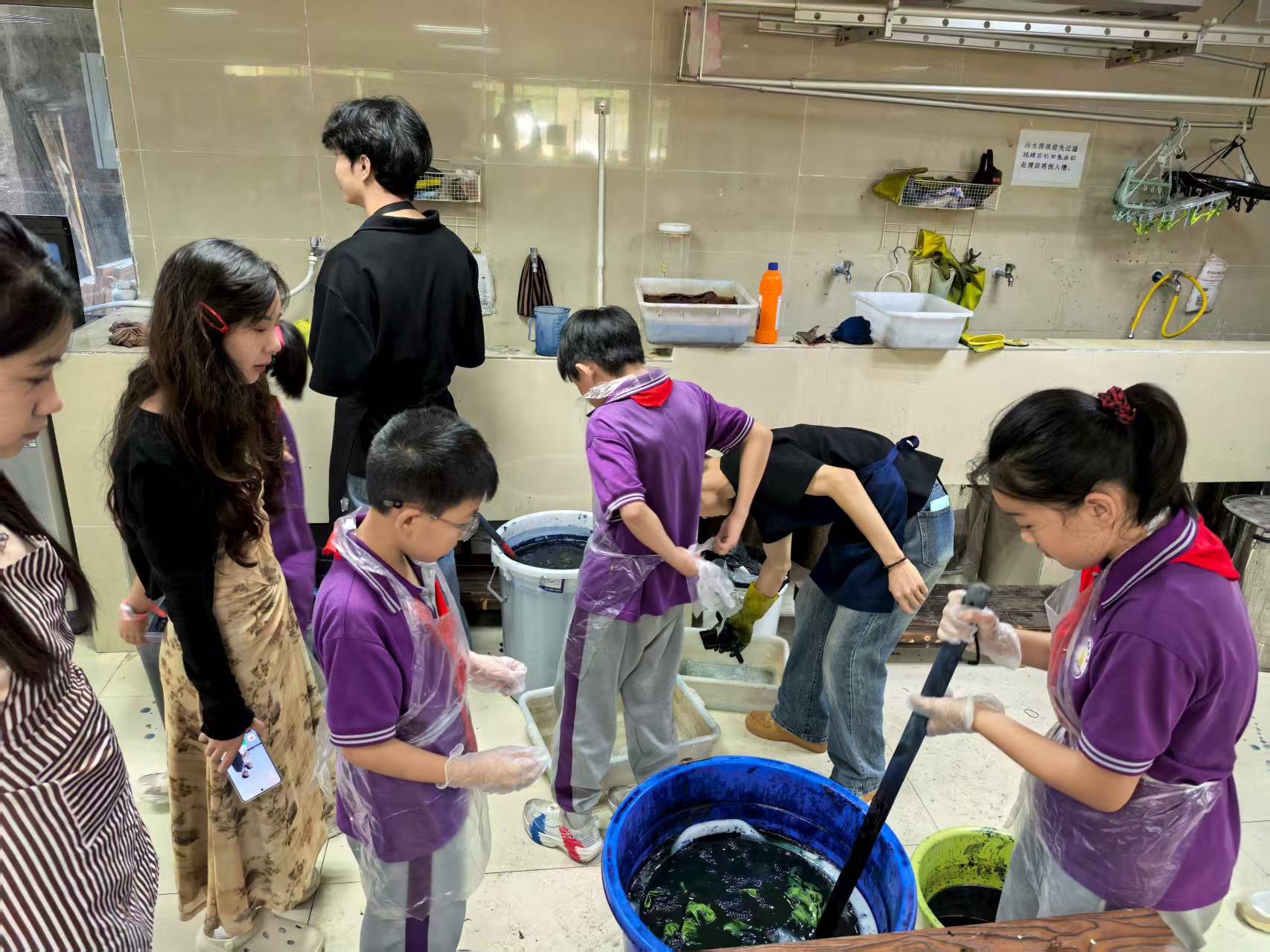 體驗靛染技藝。貴州民族大學供圖