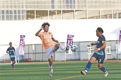 9月21日，貴安智算隊球員（右）在與涪陵國藥太極隊球員拼搶。張晨攝