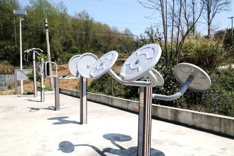 2 圖為在麻窩廣場安裝的健身器材.jpg