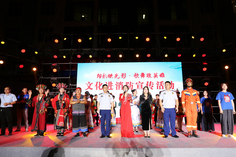 演出合影。