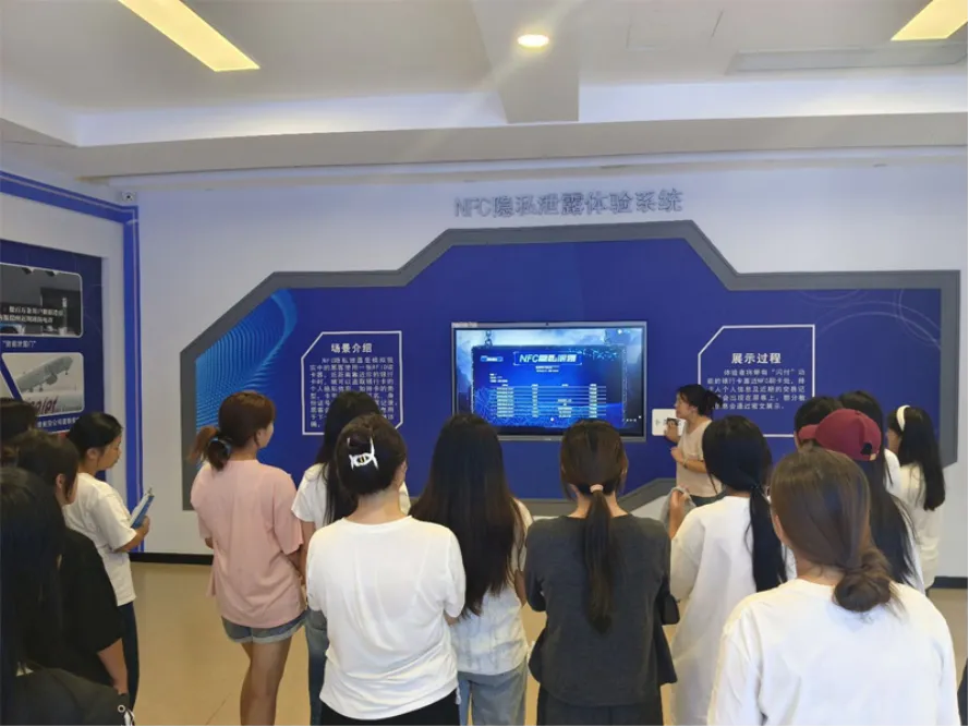 學生積極參與網絡安全科普教育活動。