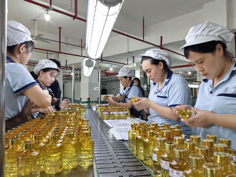 波匠坊生產線員工們正在包裝小瓶酒。