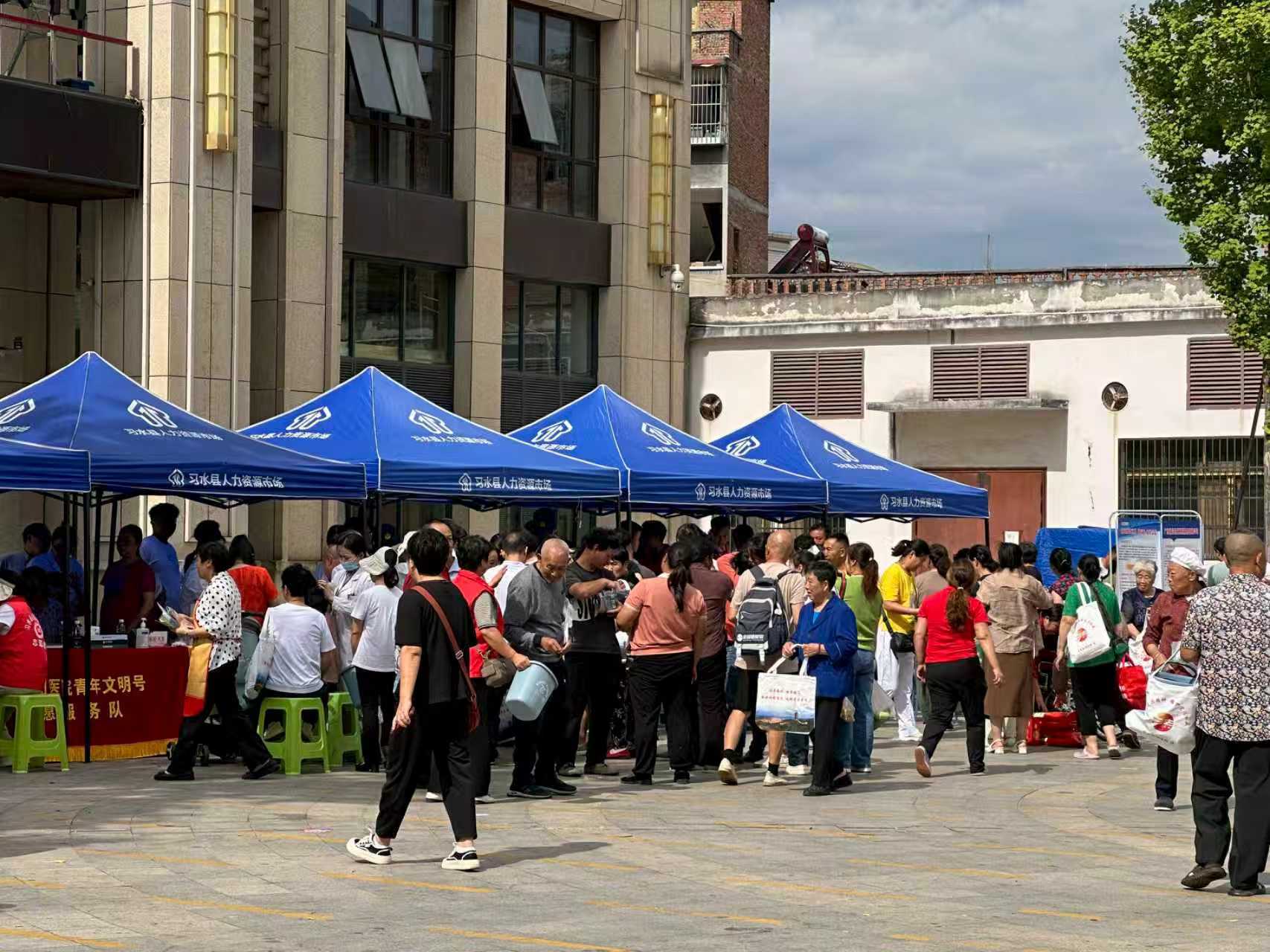 活動現場，各部門開展普法宣傳。周子行攝