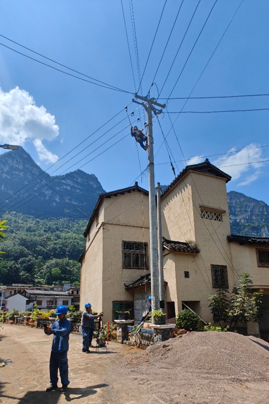 10千伏平花線平街小花江變線路改造現場。陳繼盟 攝.jpg