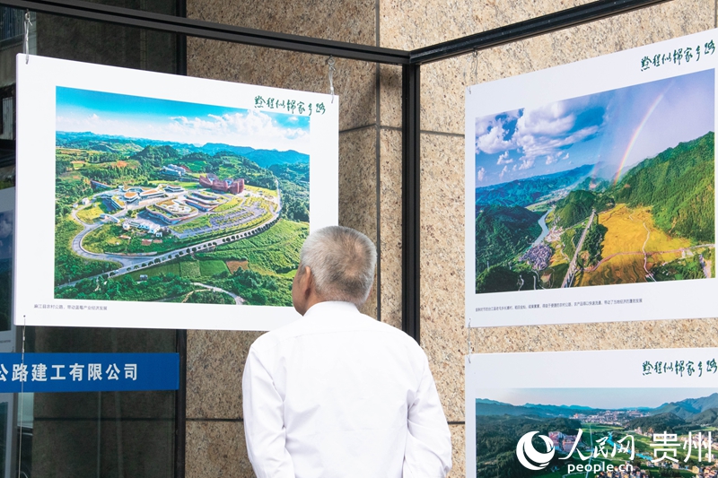 市民游客駐足觀賞攝影作品。 人民網 黃小桃攝.jpg