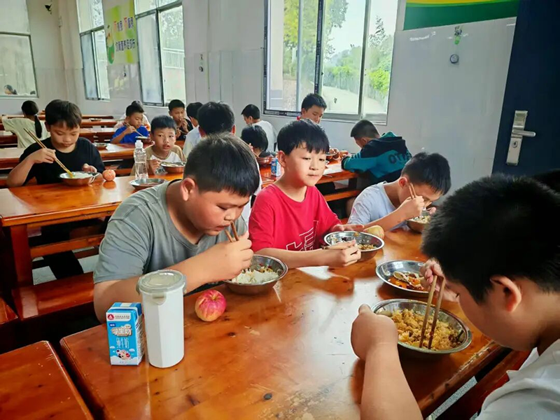 學生享用可口的營養午餐。