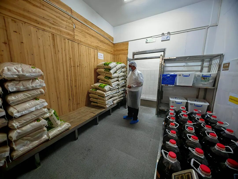 學校糧油儲藏室。