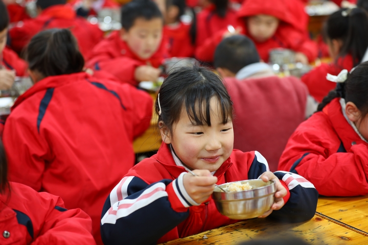 劍河縣城關第五小學學生正在吃午餐。楊菊梅攝