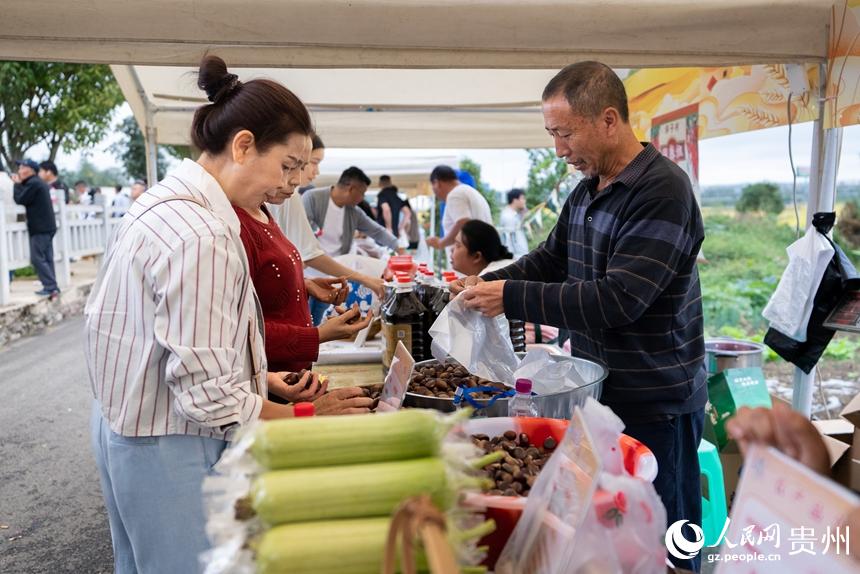 參加活動的觀眾在農特產品展示區內購買農特產。人民網記者 涂敏攝