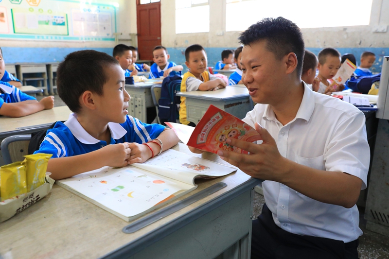 工作人員正在為學生宣傳講解金融知識。鐘成炫 攝 (2)