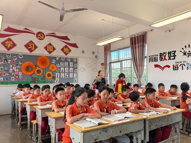 老師正在給學生們上課。王方 攝.jpg