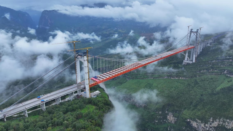 建設中的天門特大橋。