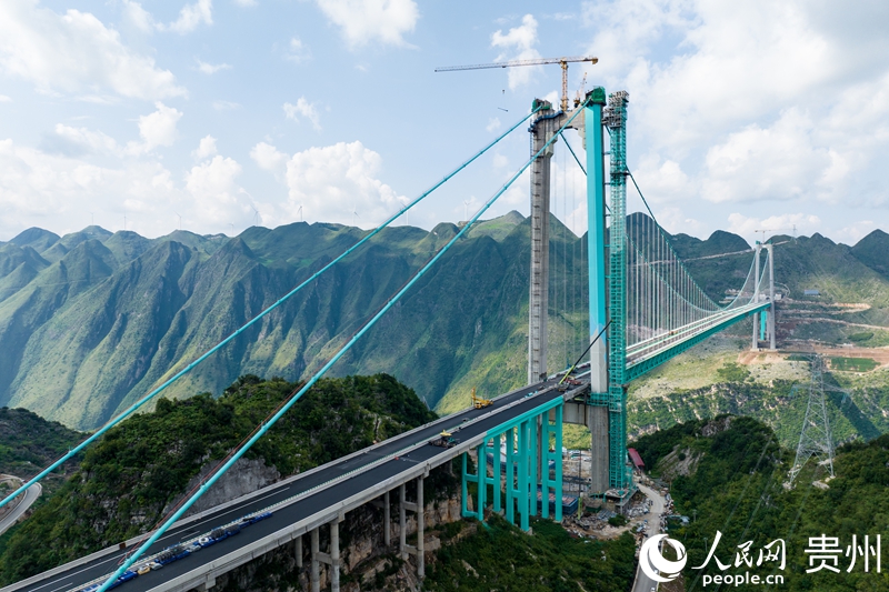 航拍建設中的世界第一高橋花江峽谷大橋。人民網記者 涂敏 攝.jpg