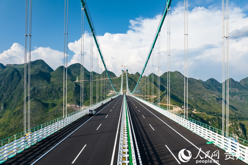 航拍建設中的世界第一高橋花江峽谷大橋。人民網記者 涂敏 攝.jpg