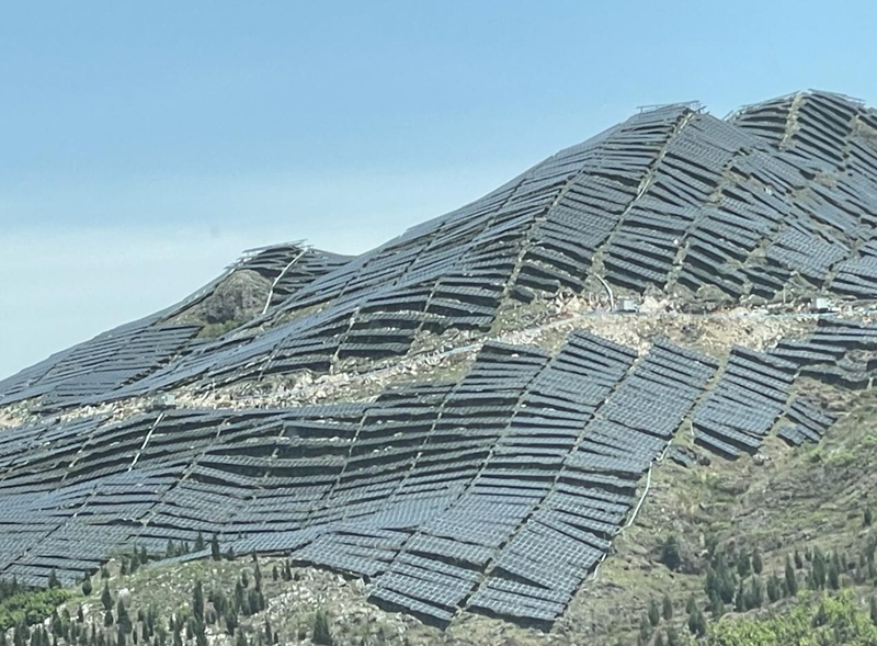 民生銀行貴陽分行貸款支持的農光互補光伏發電項目。