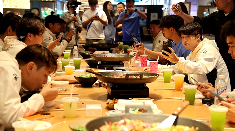 6、 隊員們在阿云朵倉共進晚餐。.jpg