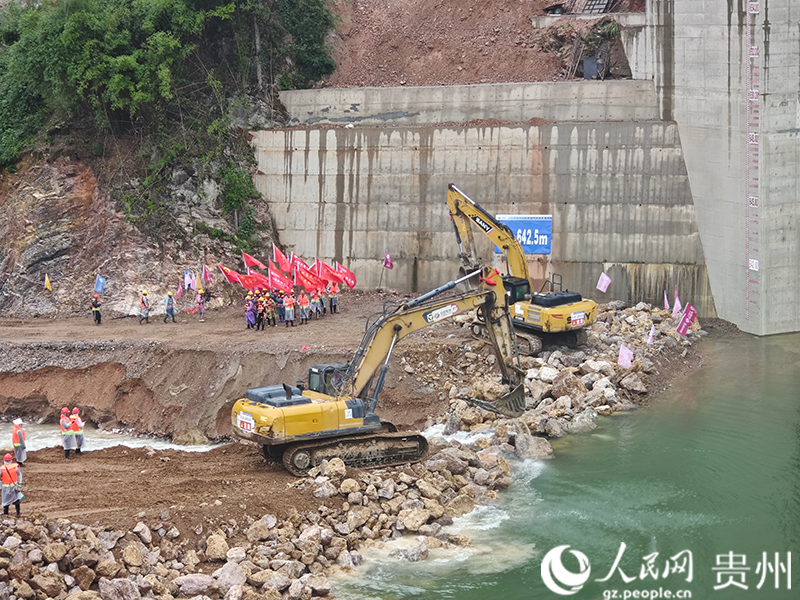 工程截流現場。人民網 黃小桃攝