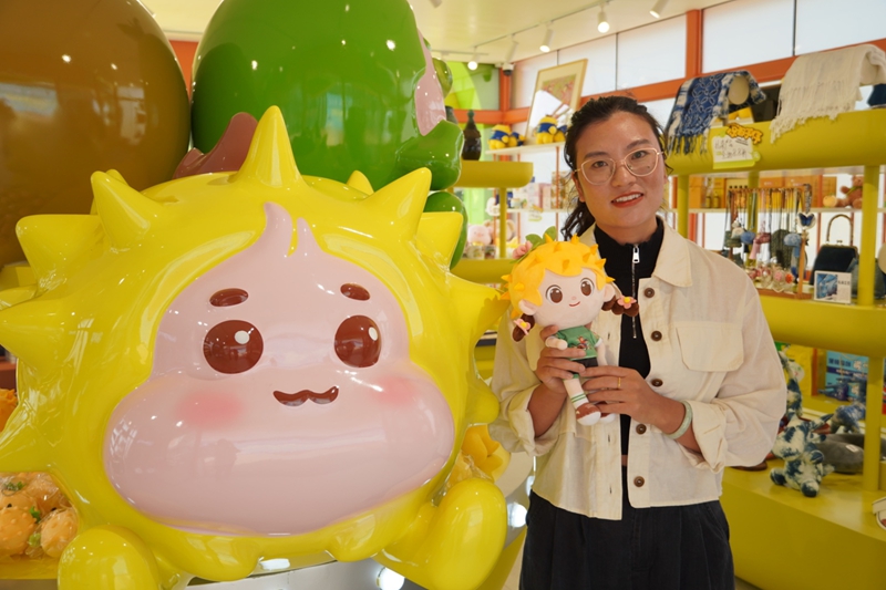 群眾與文創產品“刺小妮”合影。李佳琪攝