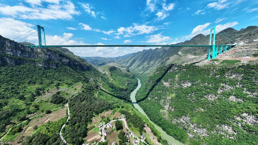 世界第一高橋花江峽谷大橋。