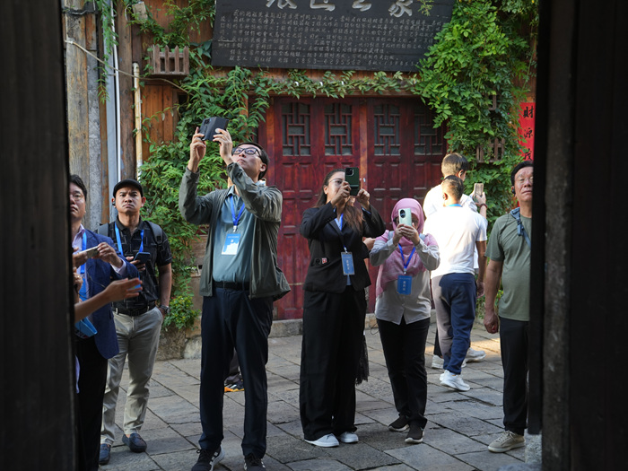 2025“一帶一路”中外媒體采訪行走進平壩天龍屯堡。