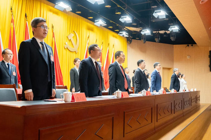 高唱中華人民共和國國歌。