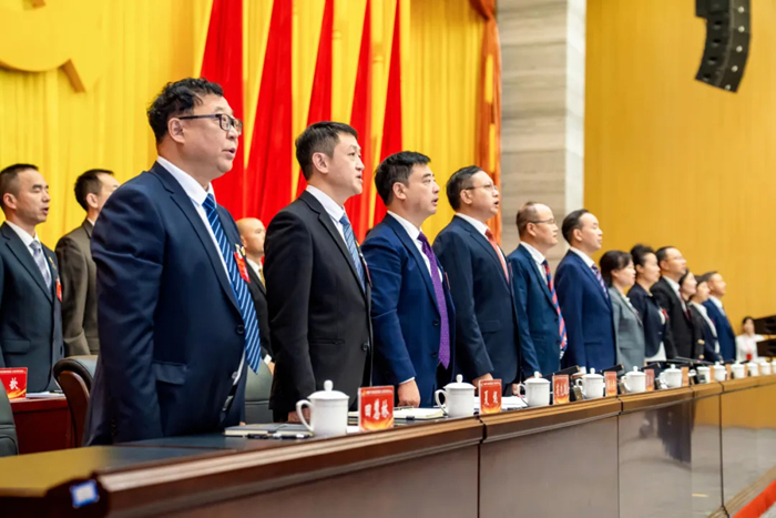 全體奏唱國歌。