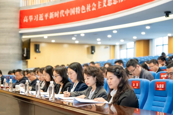 黨代表認真學習黨代會報告。