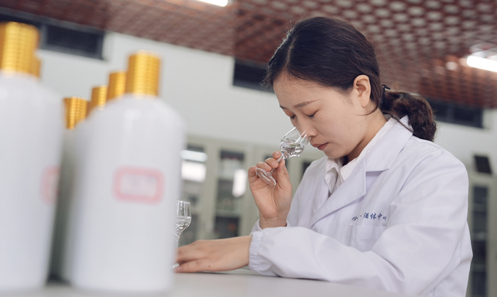 貴州珍酒釀酒有限公司酒體設計師趙翠。