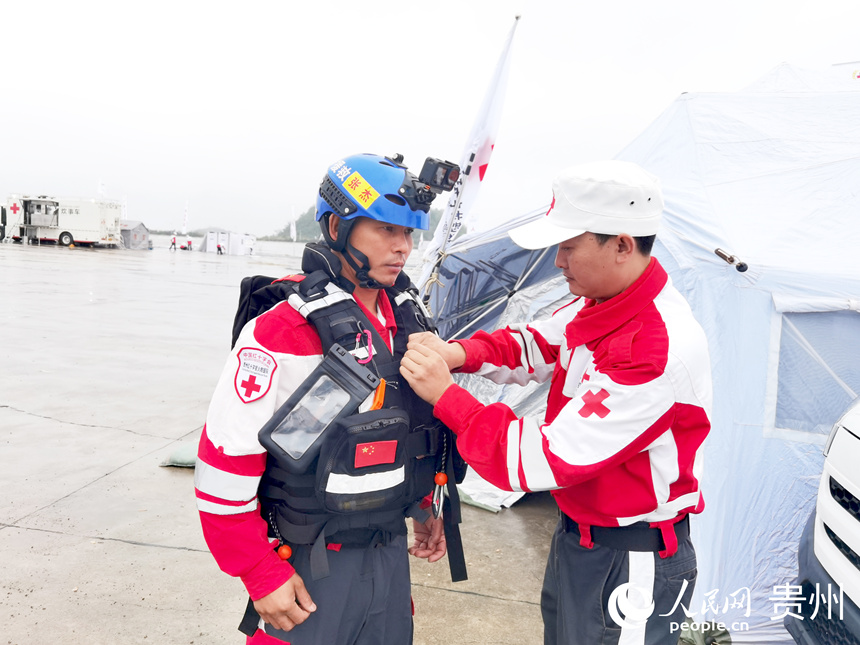 裝備檢查。人民網記者 王秀芳攝