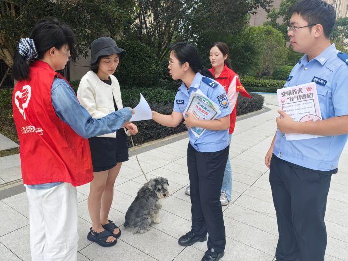民輔警引導養犬人士出門要牽好犬繩。