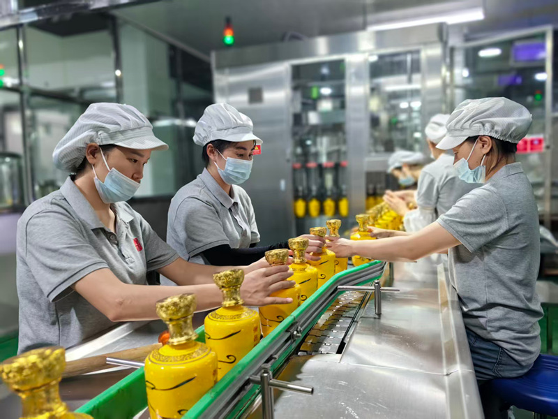 衡昌燒坊萬噸儲酒基地包裝車間員工正在生產。